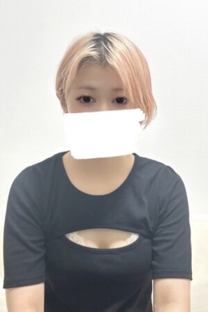 みい(24)